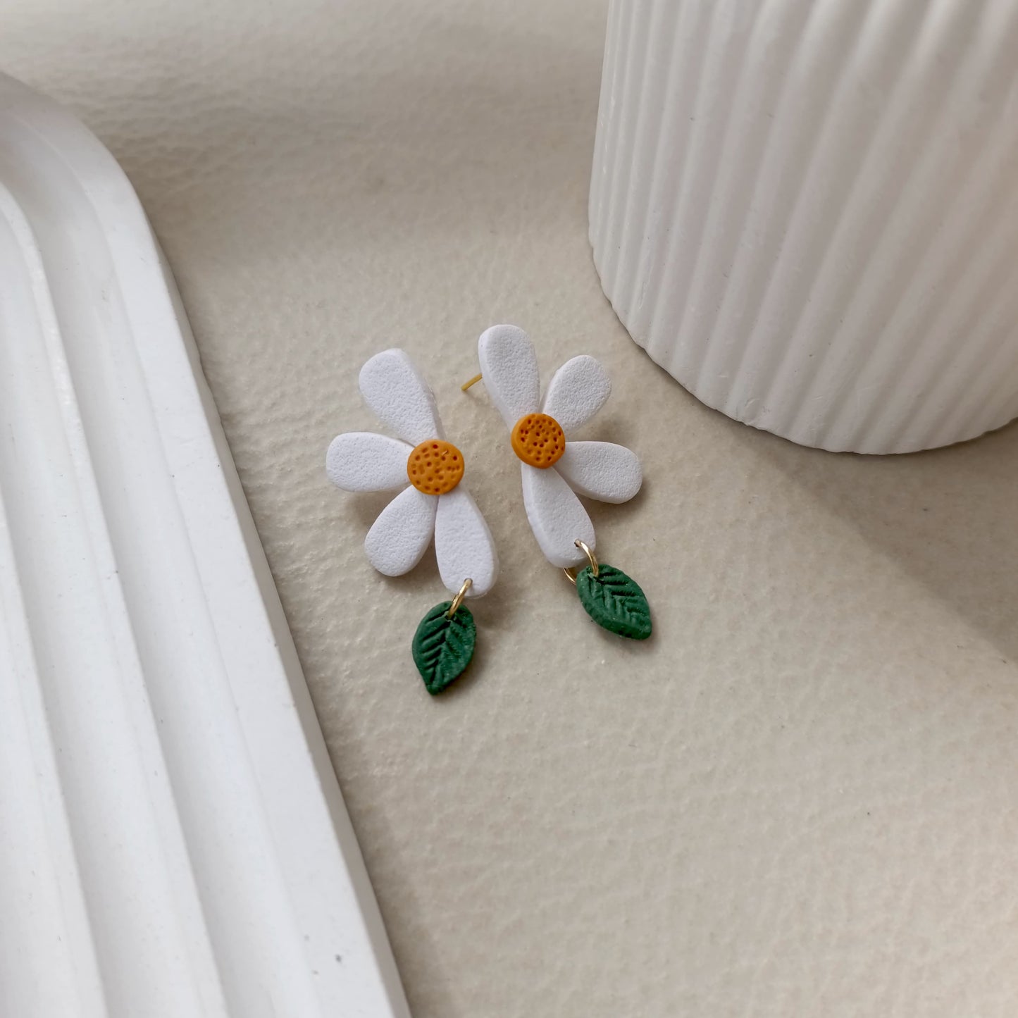 ASPRING Half Colored Stud Daisy
